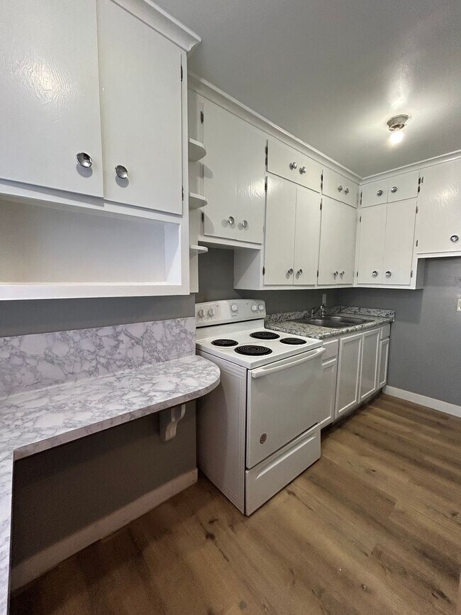 Building Photo - Black Milvus Rentals (6201 S. 42nd St.)