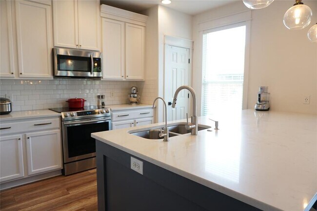 Building Photo - 8604 Capitol View Dr