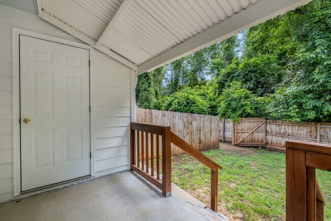 Building Photo - NW Tallahassee Duplex