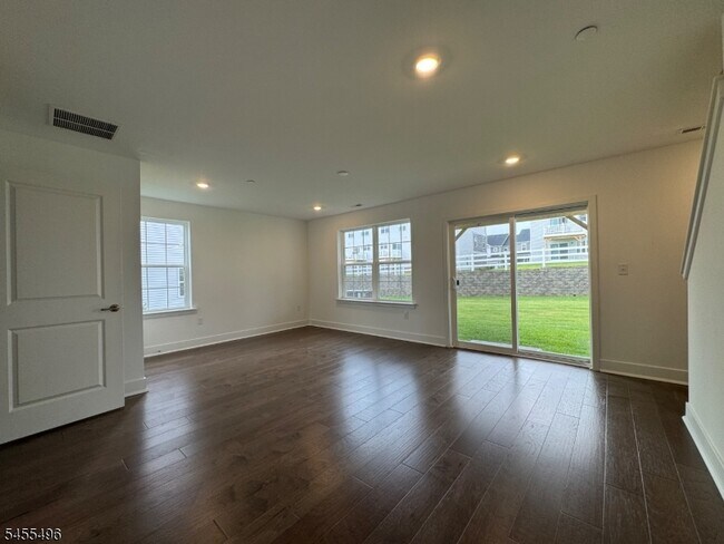 Building Photo - 71 Eastwood Ter
