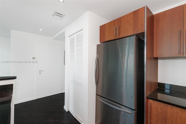 Building Photo - 300 S Biscayne Blvd
