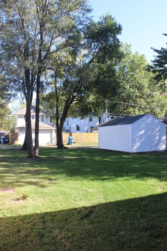 Building Photo - 1018 S Evergreen Ave