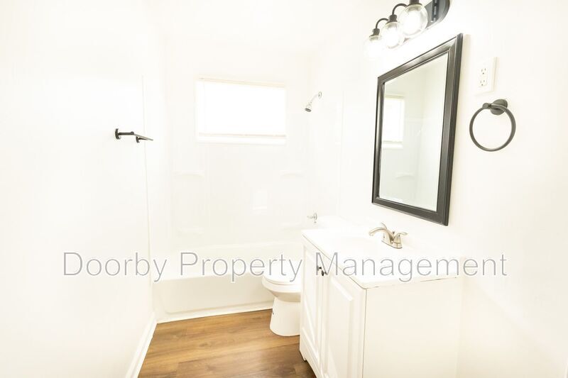 Building Photo - 2011 Milne St