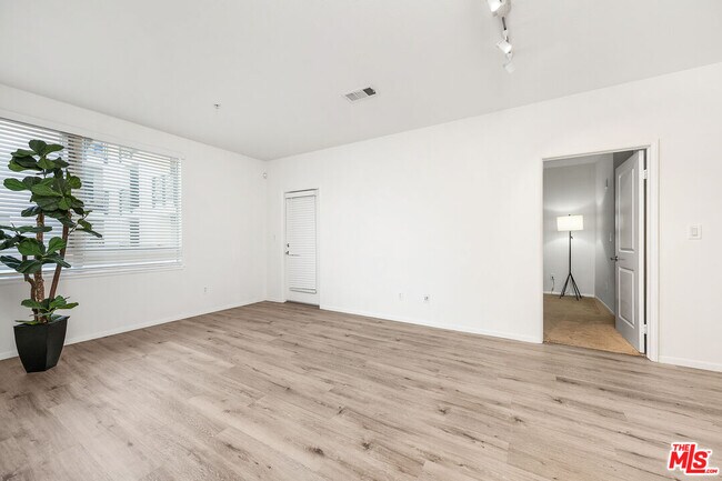 Building Photo - 6400 Crescent Prk E