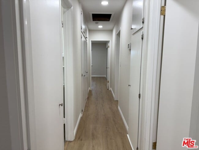 Building Photo - 20224 Kinzie St