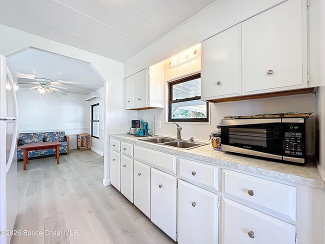 Building Photo - 909 Sequoia St