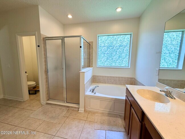 Building Photo - 2411 Golfview Dr