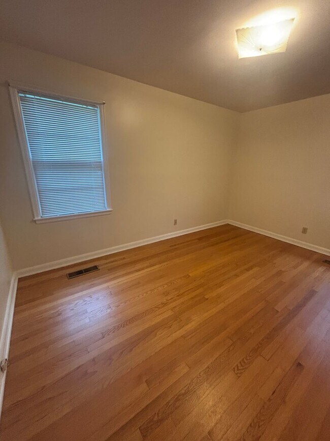 Building Photo - 1805 Stevens Dr NE