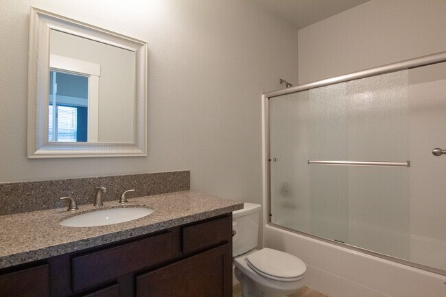 Building Photo - Newer Home for Rent in North Redding CA | $500 Off, Solar, Garage, Fenced Yard