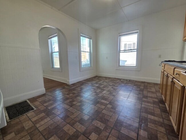 Building Photo - 135 Chestnut St