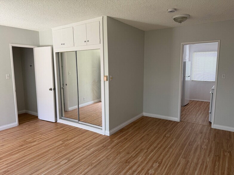 Building Photo - 834 10th St