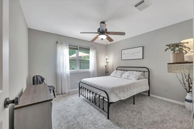 Building Photo - 15402 Willow Shores Dr