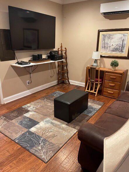 Building Photo - 231 Parkview Dr