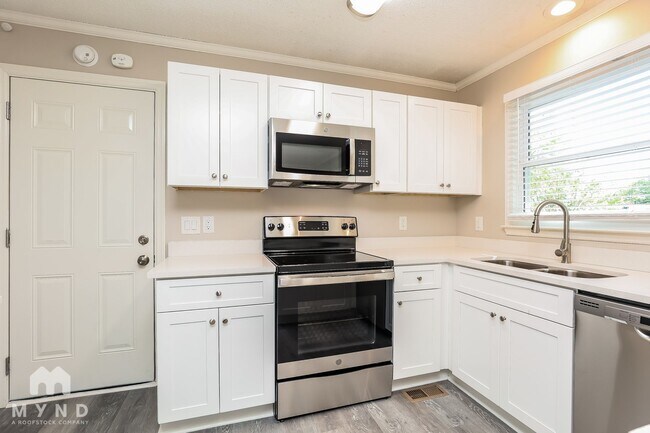 Building Photo - 907 Briar Ct