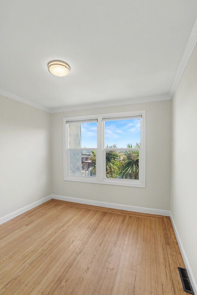 Building Photo - RENOVATED 3BR w/ Dining Room. VIEWS! Parking Avail., FREE Laundry!