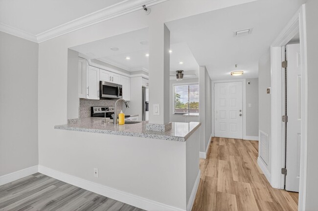 Building Photo - 7076 Huntington Ln