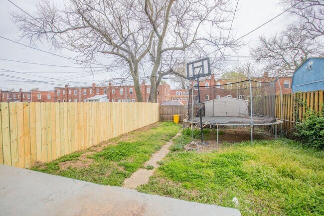 Building Photo - Lovely 2 BR/1 BA EOG Townhome in Brooklyn ...
