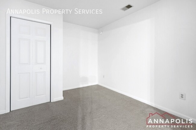 Building Photo - 10 Greystone Ct