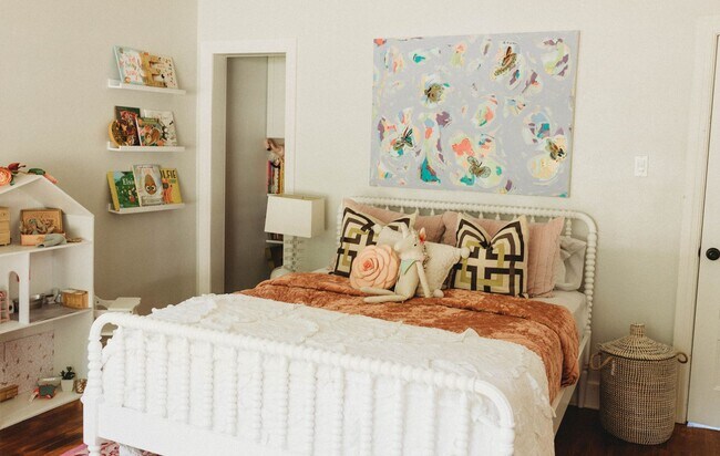 Building Photo - Call Peggy 501 676 1758