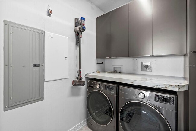 Building Photo - 449 S 12th St