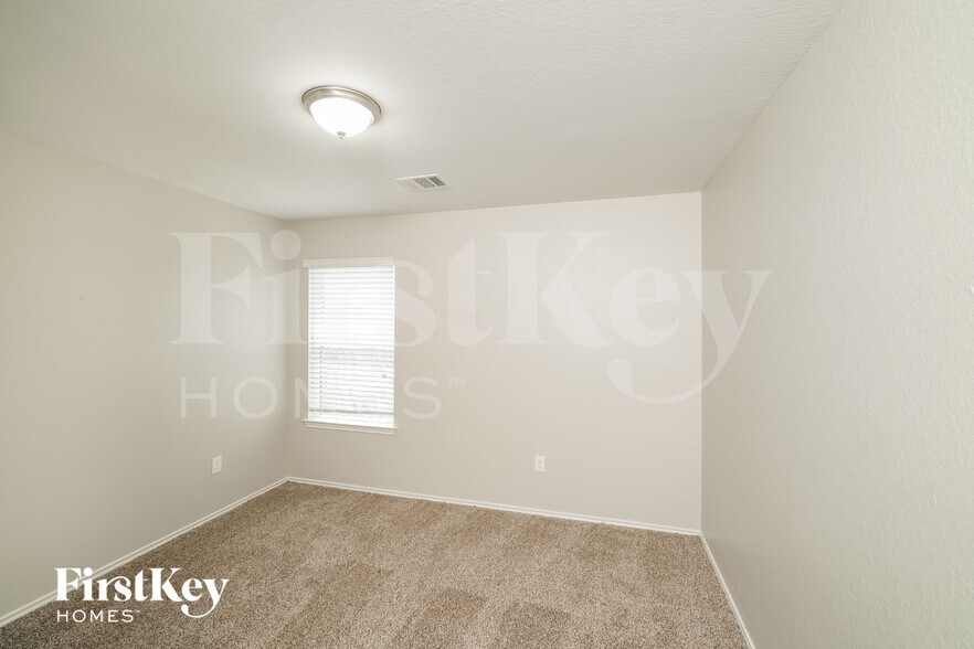 Building Photo - 1013 DUMFRIES Dr