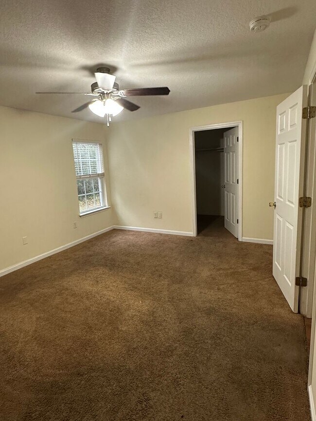 Building Photo - 2 Bed 2 Bath Apartment