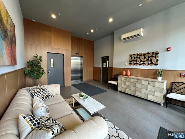 Building Photo - 555 10th St