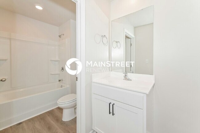 Building Photo - 4 Bedroom Pet-Friendly Home in KNOXVILLE, TN with Main Street Renewal