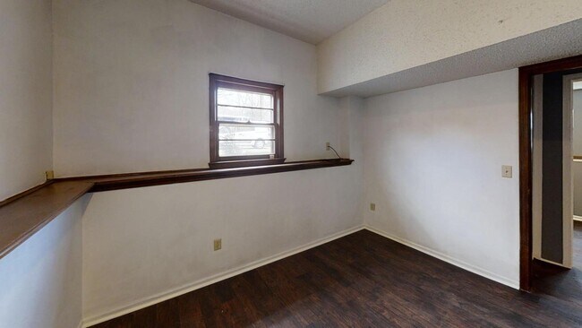 Building Photo - 1820 E 151st Terrace