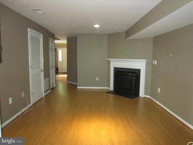 Building Photo - 11640 Fairfax Center Woods Tr