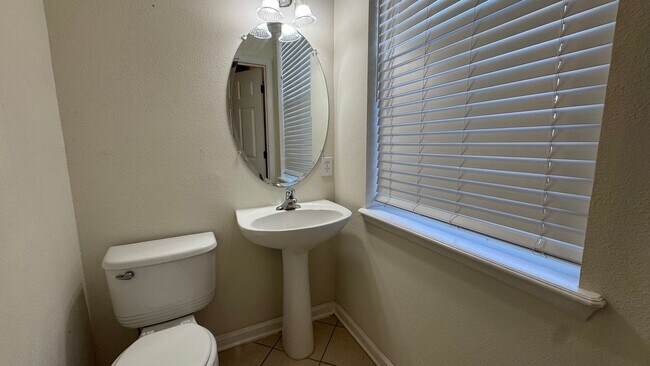 Building Photo - 2 Bedroom 2.5 bath town home in Bartram!