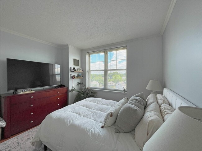 Building Photo - 300 Mamaroneck Ave