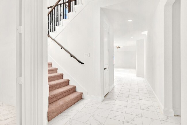 Building Photo - 2414 Thavie St