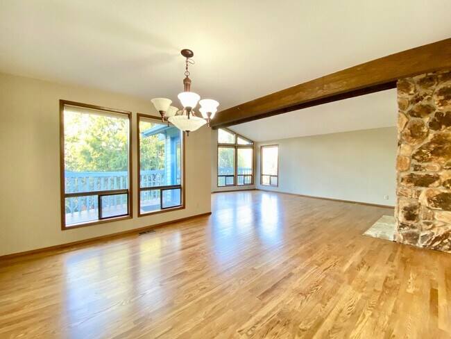 Building Photo - Spacious Somerset Home on a Large Flat Lot