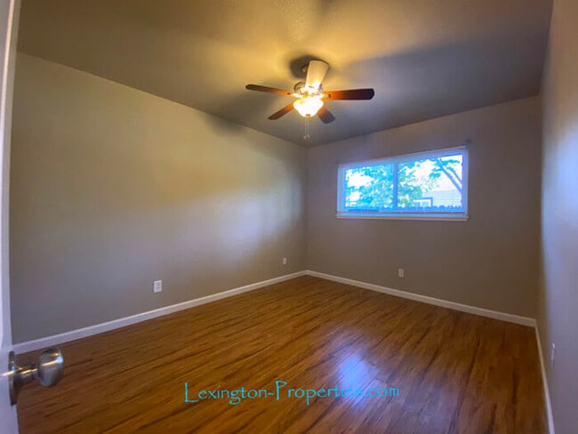 Building Photo - Beautifully Updated, 2BD/1BA, Duplex Home ...