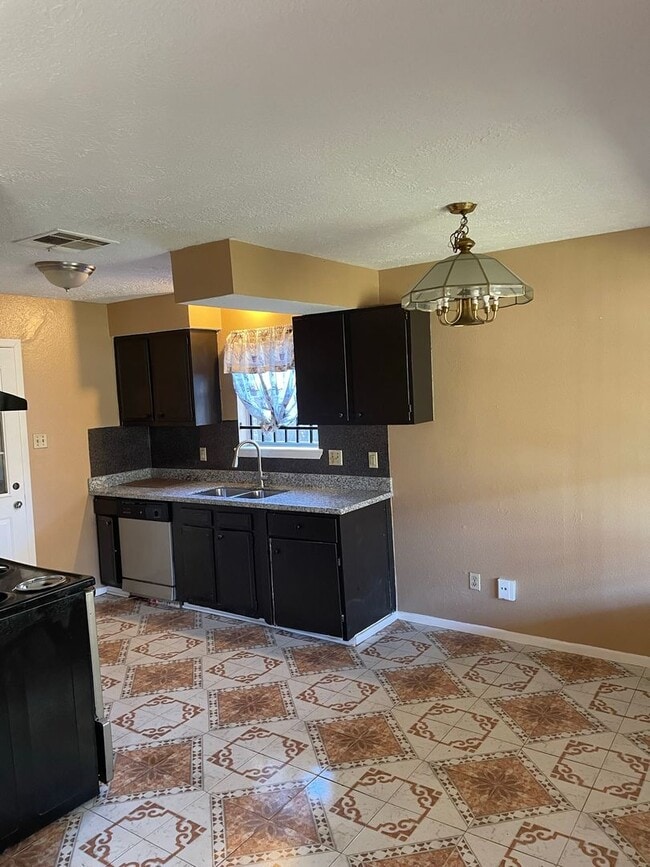 Building Photo - 3bd 1.5 bath 1 car garage home near Hiram Clarke and 2234