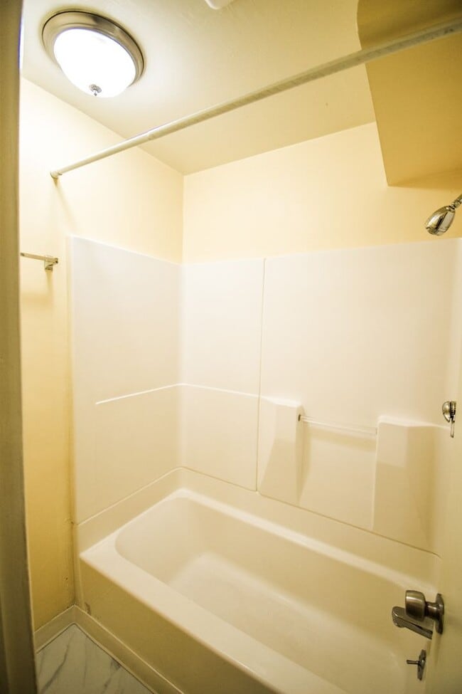 Building Photo - Spacious 4BD/2BA Two-Story Home w/ Fenced Yard & Huge Basement! Pets OK!