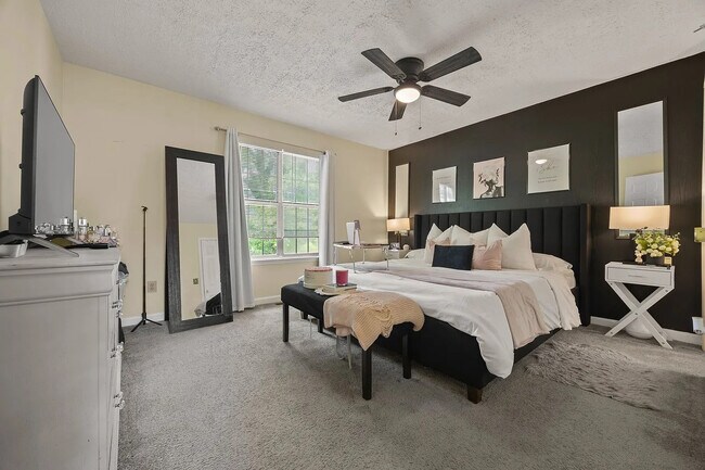 Building Photo - Room in House on Crestridge Ct