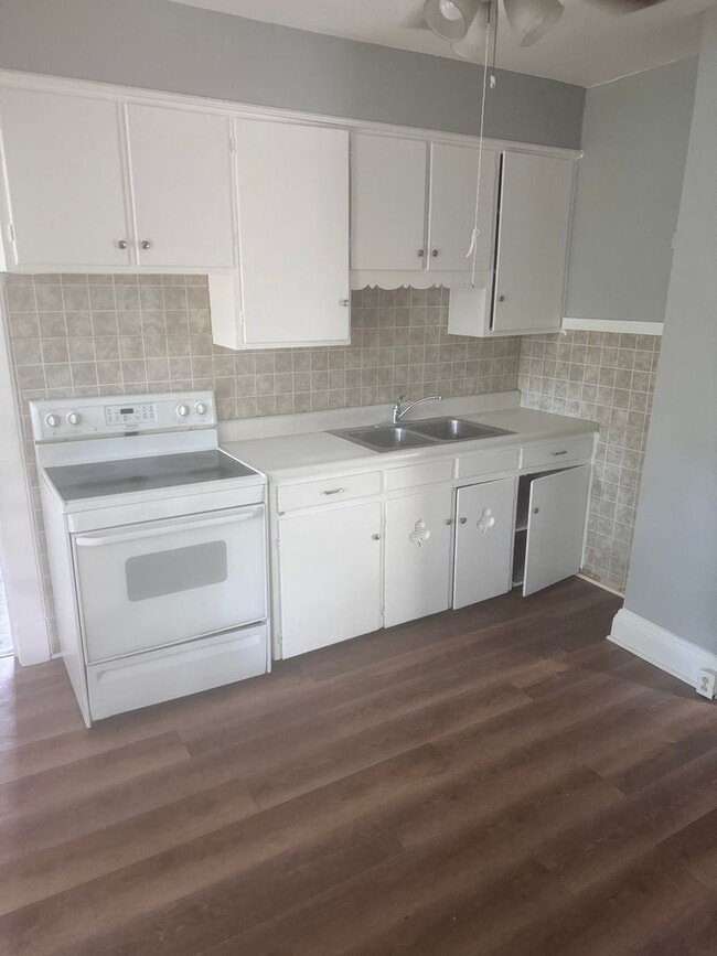 Building Photo - 1264 E 168th St