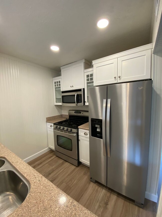 Building Photo - Tastefully Renovated Townhouse Available t...