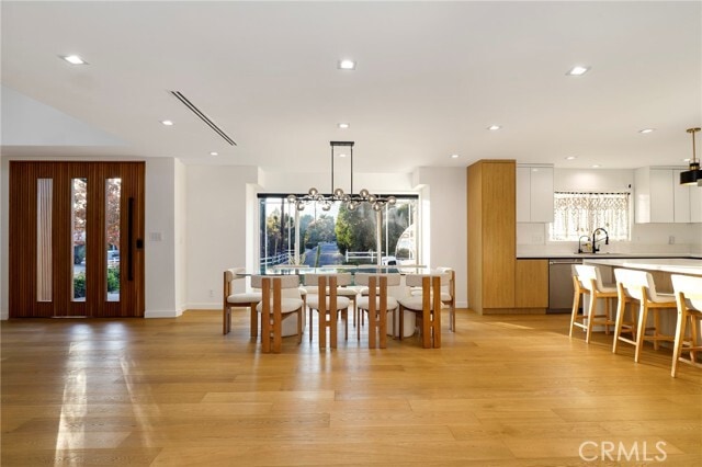 Building Photo - 9742 Farralone Ave