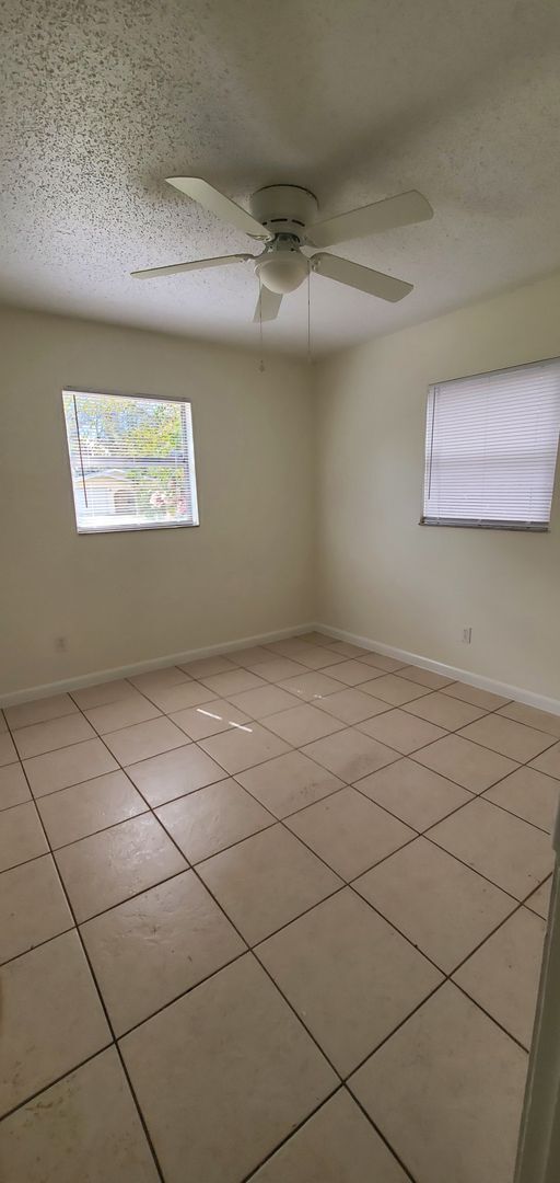 Building Photo - Three Bedroom with Bonus Room