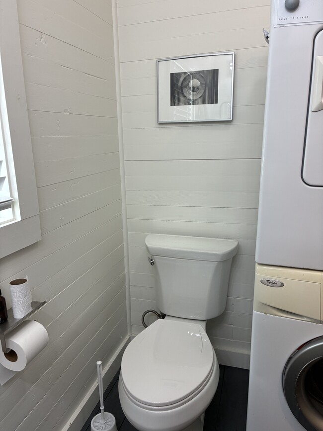 Building Photo - 112 E Scott St