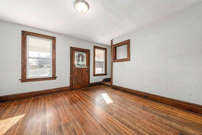 Building Photo - 398 E Northwood Ave