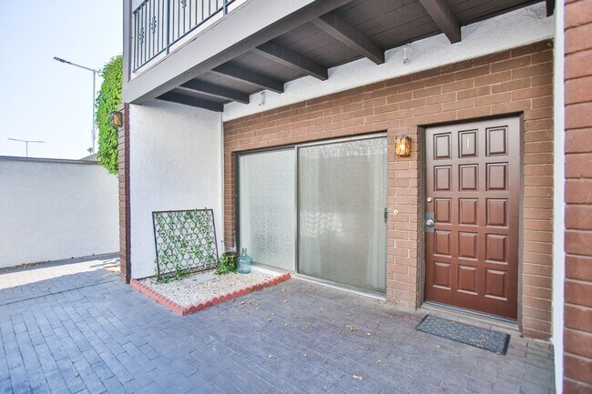 Building Photo - Los Caballeros #001