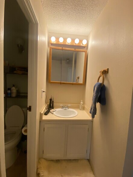 Building Photo - 501 Golden Cir