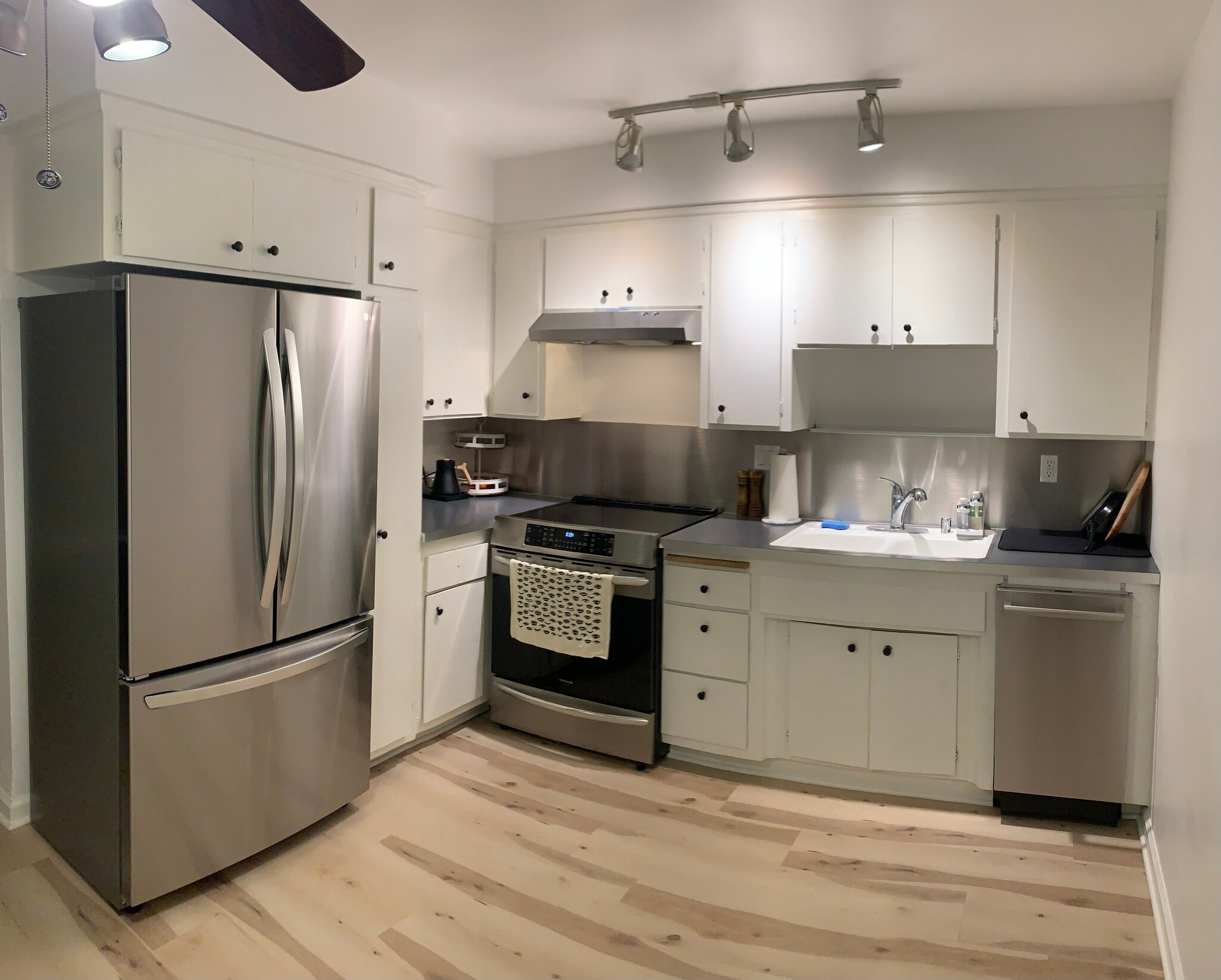 Building Photo - 800 N Eucalyptus Ave