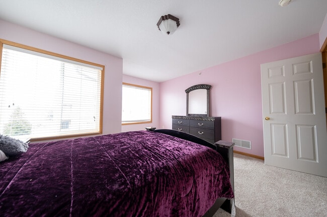 Building Photo - 6988 S Park Dr