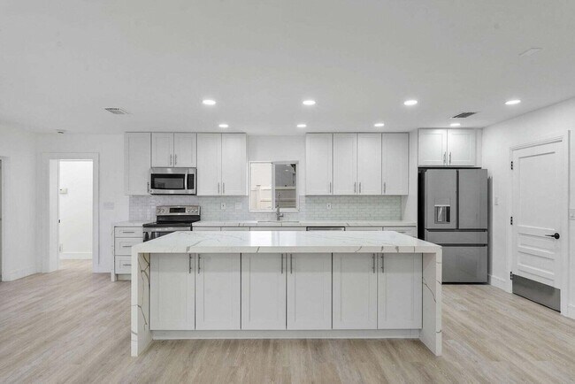 Building Photo - 808 NE 72nd St
