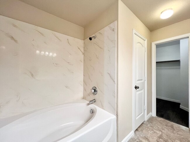 Building Photo - 660 River Garden Dr